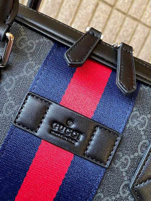 387102 High-end   The new GUCCI Ophidia collection presents a new design briefcase in GG Supreme synthetic canvas, featuring the brand's iconic webbing and double G-shaped hardware. The double handles and detachable shou