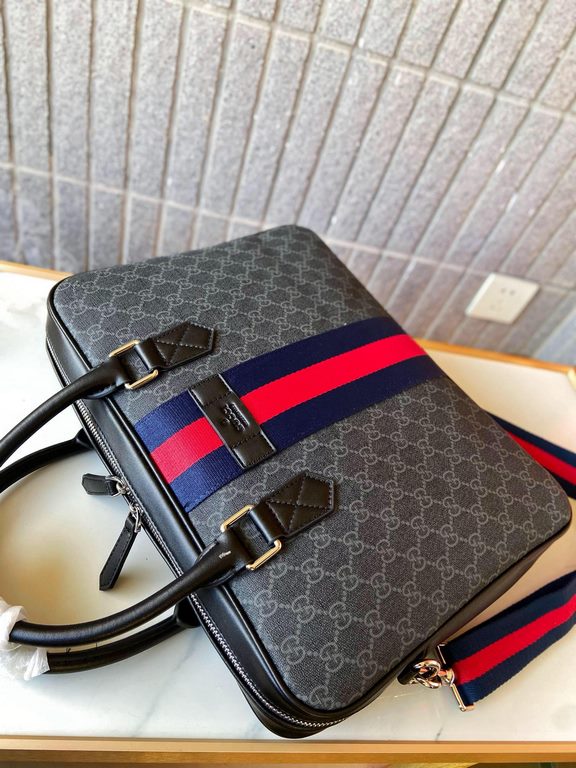 387102 High-end   The new GUCCI Ophidia collection presents a new design briefcase in GG Supreme synthetic canvas, featuring the brand's iconic webbing and double G-shaped hardware. The double handles and detachable shou