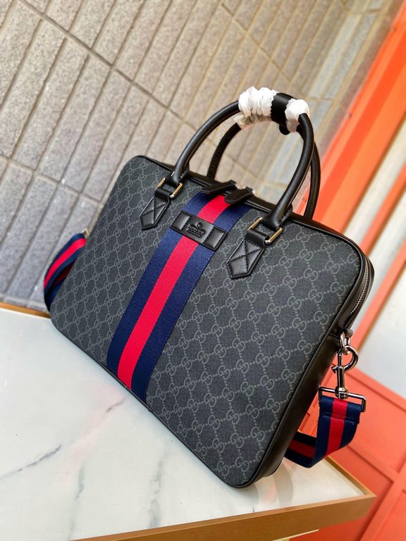 387102 High-end   The new GUCCI Ophidia collection presents a new design briefcase in GG Supreme synthetic canvas, featuring the brand's iconic webbing and double G-shaped hardware. The double handles and detachable shou