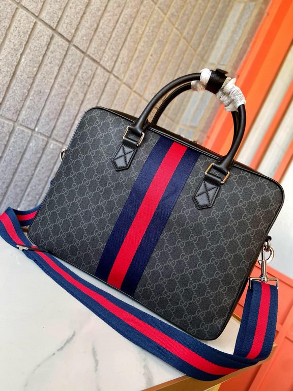 387102 High-end   The new GUCCI Ophidia collection presents a new design briefcase in GG Supreme synthetic canvas, featuring the brand's iconic webbing and double G-shaped hardware. The double handles and detachable shou