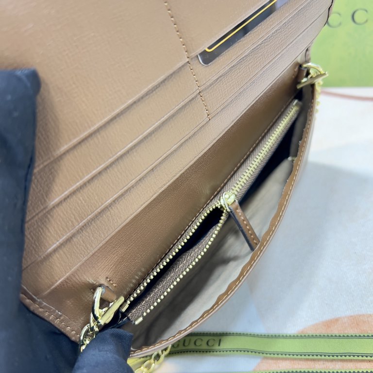 New to the SpringSummer collection is the Gucci 1955 Horsebit Card Case made of GG Supreme premium faux canvas and brown leather.The collection features the same double ring and long stripes as the handbag.This detail is