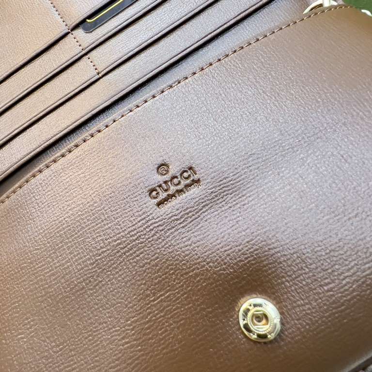 New to the SpringSummer collection is the Gucci 1955 Horsebit Card Case made of GG Supreme premium faux canvas and brown leather.The collection features the same double ring and long stripes as the handbag.This detail is