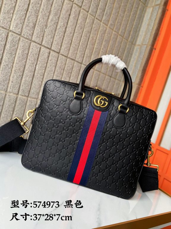 574973   High-end   The new GUCCI Ophidia collection presents a new design briefcase in GG Supreme synthetic canvas, featuring the brand's iconic webbing and double G-shaped hardware. The double handles and detachable sh