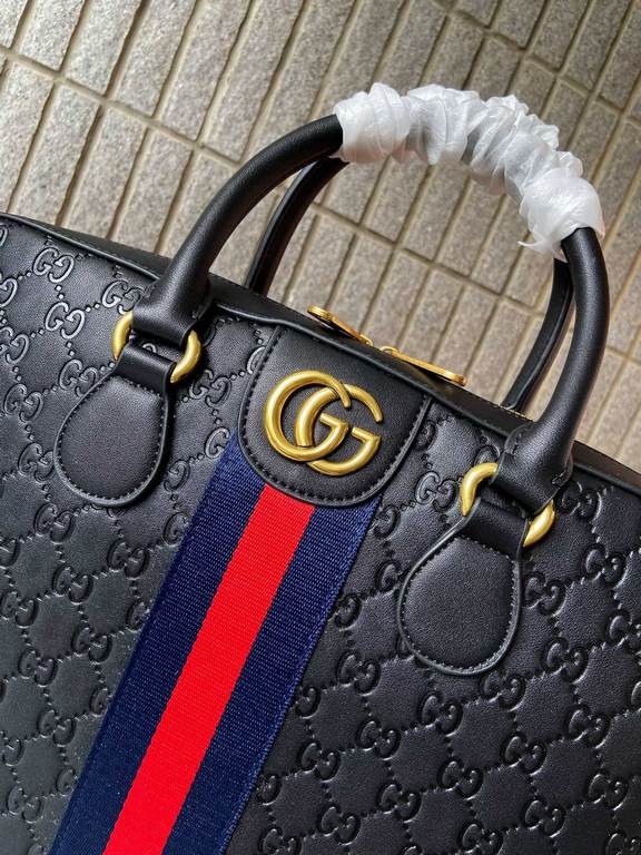 574973   High-end   The new GUCCI Ophidia collection presents a new design briefcase in GG Supreme synthetic canvas, featuring the brand's iconic webbing and double G-shaped hardware. The double handles and detachable sh