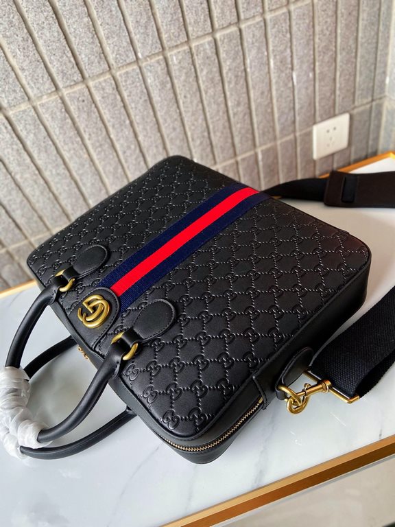 574973   High-end   The new GUCCI Ophidia collection presents a new design briefcase in GG Supreme synthetic canvas, featuring the brand's iconic webbing and double G-shaped hardware. The double handles and detachable sh