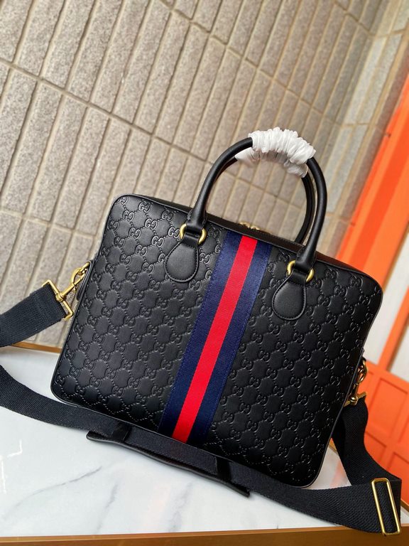 574973   High-end   The new GUCCI Ophidia collection presents a new design briefcase in GG Supreme synthetic canvas, featuring the brand's iconic webbing and double G-shaped hardware. The double handles and detachable sh