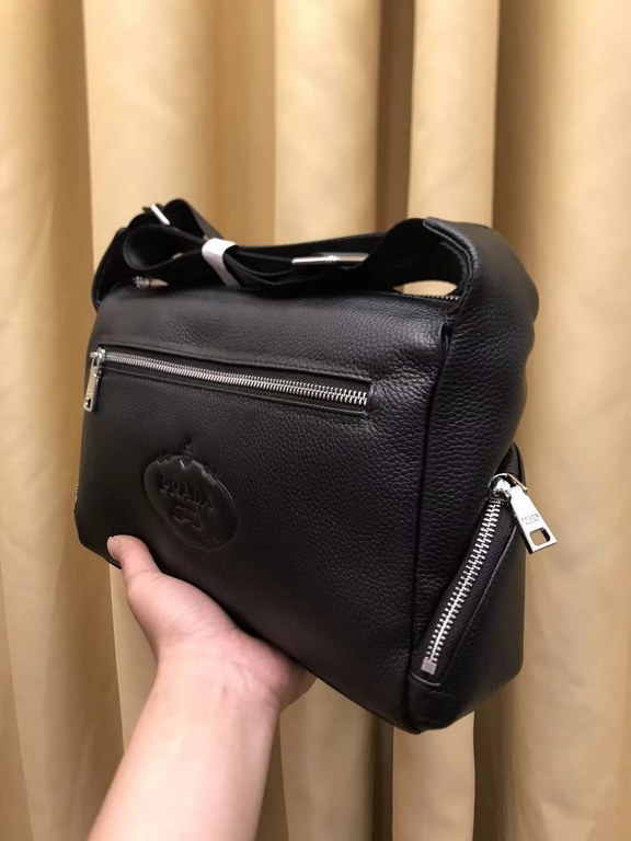 2023 G family new product ,   Hundreds of practical tote bag, made of soft calf leather. Front and back panels have zipper compartments , practical to burst, there are also 2 small zipper compartments on the side, put th