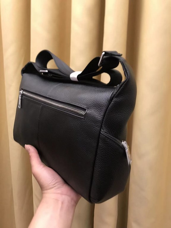 2023 G family new product ,   Hundreds of practical tote bag, made of soft calf leather. Front and back panels have zipper compartments , practical to burst, there are also 2 small zipper compartments on the side, put th