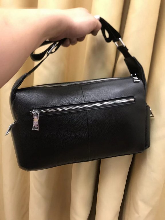 2023 G family new product ,   Hundreds of practical tote bag, made of soft calf leather. Front and back panels have zipper compartments , practical to burst, there are also 2 small zipper compartments on the side, put th