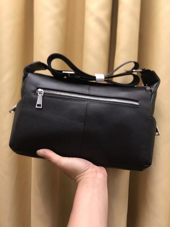 2023 G family new product ,   Hundreds of practical tote bag, made of soft calf leather. Front and back panels have zipper compartments , practical to burst, there are also 2 small zipper compartments on the side, put th