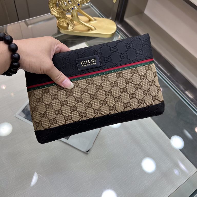 Gucci Gucci   new clutch bag, high-end quality fabrics with imported double G leather, is undoubtedly this season's much sought-after beautiful points! Low-key luxury, feel comfortable, simple and refreshing design more 