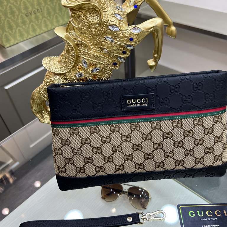 Gucci Gucci   new clutch bag, high-end quality fabrics with imported double G leather, is undoubtedly this season's much sought-after beautiful points! Low-key luxury, feel comfortable, simple and refreshing design more 