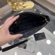 Gucci Gucci   new clutch bag, high-end quality fabrics with imported double G leather, is undoubtedly this season's much sought-after beautiful points! Low-key luxury, feel comfortable, simple and refreshing design more 