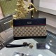 Gucci Gucci   new clutch bag, high-end quality fabrics with imported double G leather, is undoubtedly this season's much sought-after beautiful points! Low-key luxury, feel comfortable, simple and refreshing design more 