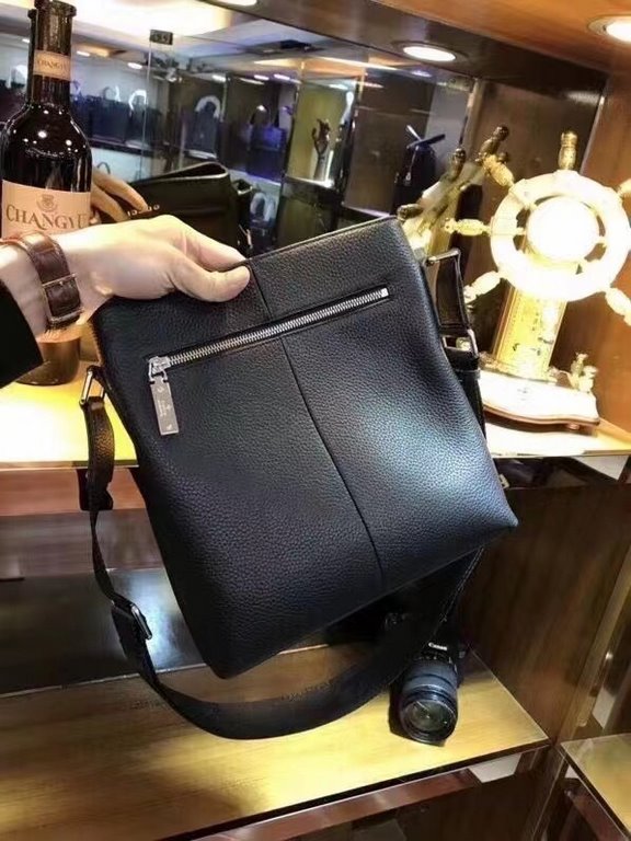 New coming (Model 0207)  Gucci gucci  Casual men's bag. Imported head layer cowhide , large capacity  relatively lightweight, simple and casual, sales champion. Going out traveling must take him, handsome full, and this 