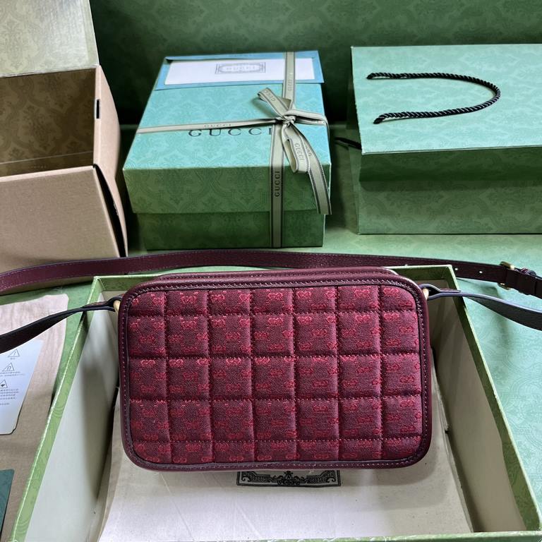 .   with a full set of original green box packaging   mini GG canvas mini shoulder bag, Gucci small leather accessories to break through the boundaries of design, and continue to reinterpret the classic travel pieces in 