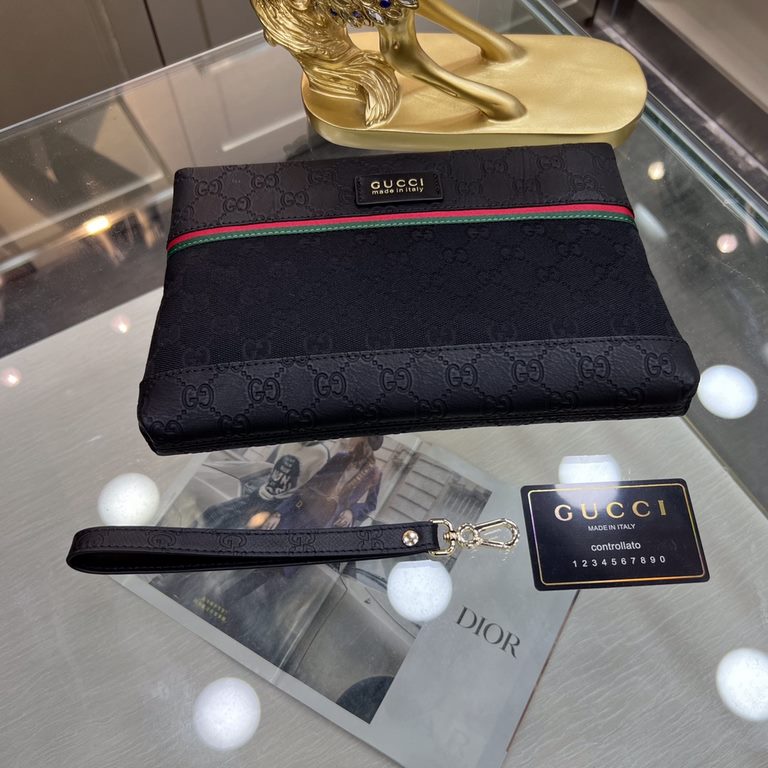 Gucci Gucci   new clutch bag, high-end quality fabrics with imported double G leather, is undoubtedly this season's much sought-after beautiful points! Low-key luxury, feel comfortable, simple and refreshing design more 