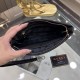 Gucci Gucci   new clutch bag, high-end quality fabrics with imported double G leather, is undoubtedly this season's much sought-after beautiful points! Low-key luxury, feel comfortable, simple and refreshing design more 