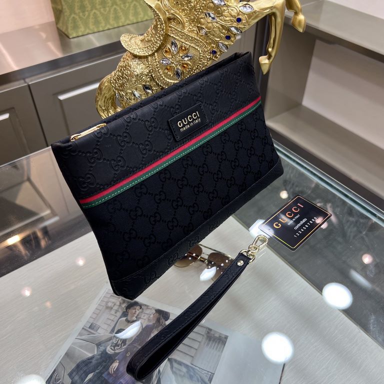 Gucci Gucci   new clutch bag, high-end quality fabrics with imported double G leather, is undoubtedly this season's much sought-after beautiful points! Low-key luxury, feel comfortable, simple and refreshing design more 