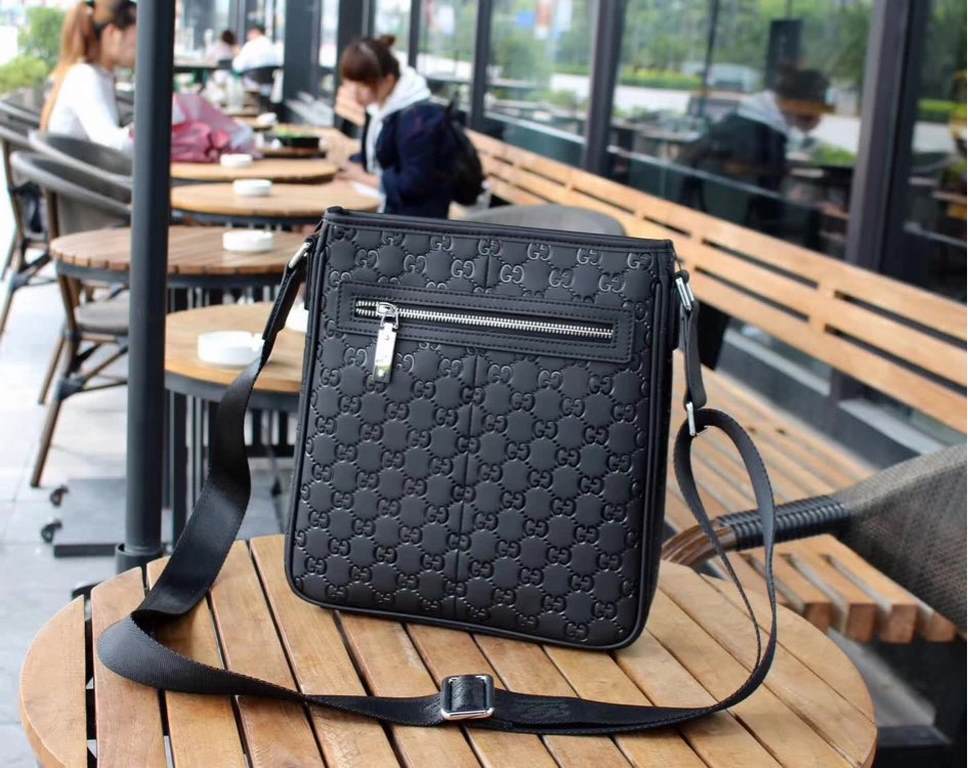 (Model 33086 ~ crossbody bag black) Gucci GUCCI [Delight] 2020 Men's Casual Series       quite broad and smooth generous last design, with superb stitching outlines the leisure of the elegant mood,      depicts the man's