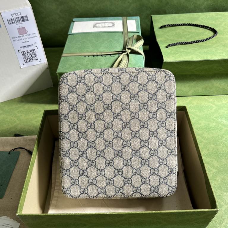 .   With a full set of original green box packaging   GGG Medium Square Bag, Gucci's new travelware collection draws on design elements from the 1900s, the heyday of luxury travel luggage. In the brand's recognizable blu