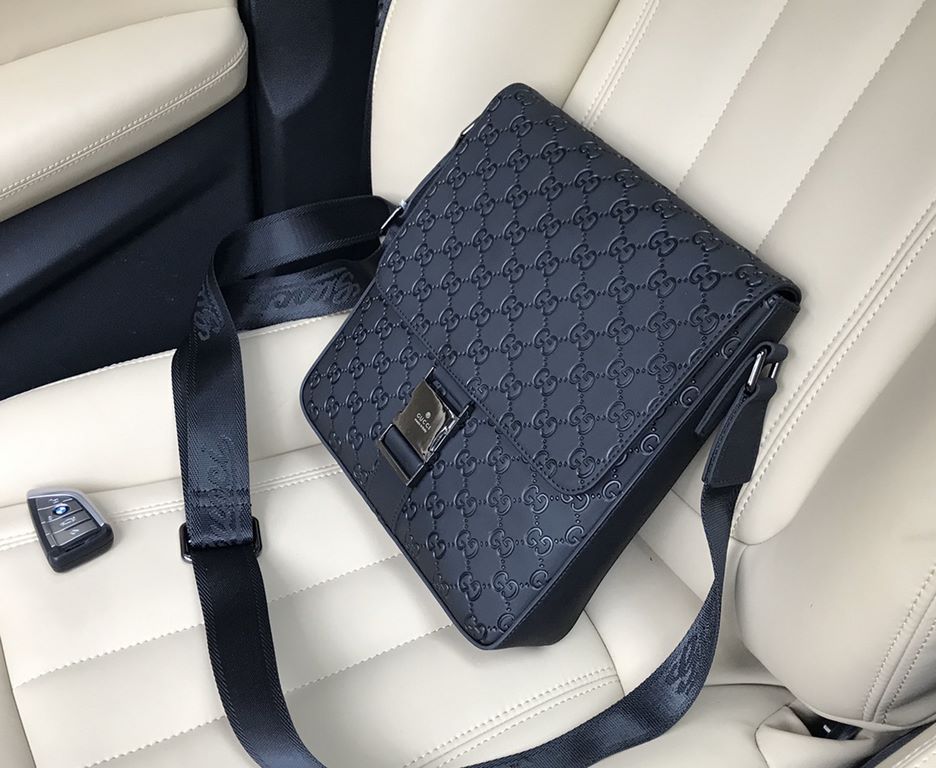 (Batch) GUCCI [original single]   [Model] 33061-2 high-end flap messenger bag [Size] 25x27x6cm [Color] black High-end quality [Material]   imported brushed leather pressed G     hipster must have   crossbody bag! Special