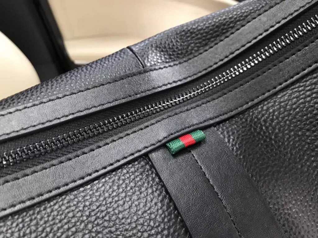 . Model 0221-1 [GUCCI] new Gucci iconic red and green with border, large solid color, back on the body no matter what angle looks good, great brand. Super temperament, the focus is super soft. Specifications 33x24x8cm.