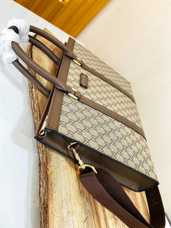 秘 [Gucci Briefcase]     Italian Milan counter new    Imported special fabrics with cowhide  [Strong] Casual Outdoor Backpacks, Calling Counter      Top Original Single Goods  [Strong] That texture is impeccable. Unique i