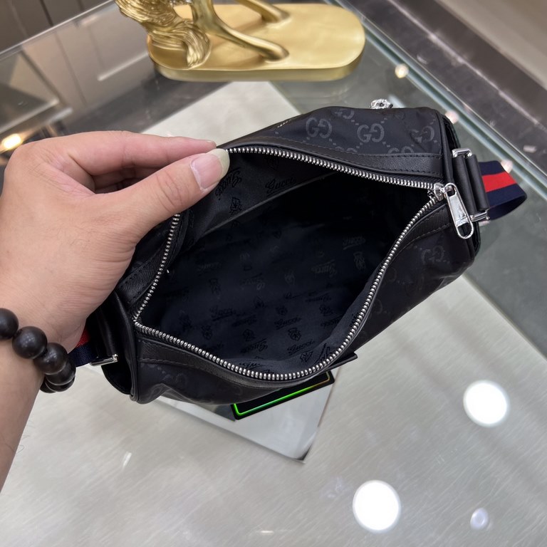 GUCCI Gucci latest models crossbody cloth bag   [strong] show unique temperament, low-key and luxury   this year's heavy money to create [strong] fire models   to create a classic extraordinary fashion, the original hard