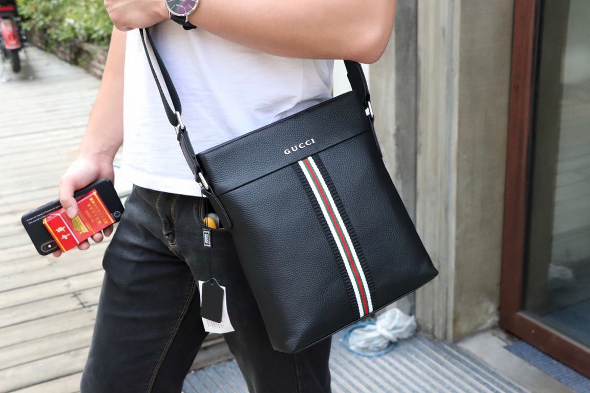 New arrival (model 33090-2)  Gucci gucci  Casual men's bag. Imported head layer cowhide , large capacity  relatively lightweight, simple and casual, sales champion. Going out traveling must take him, handsome full, and t