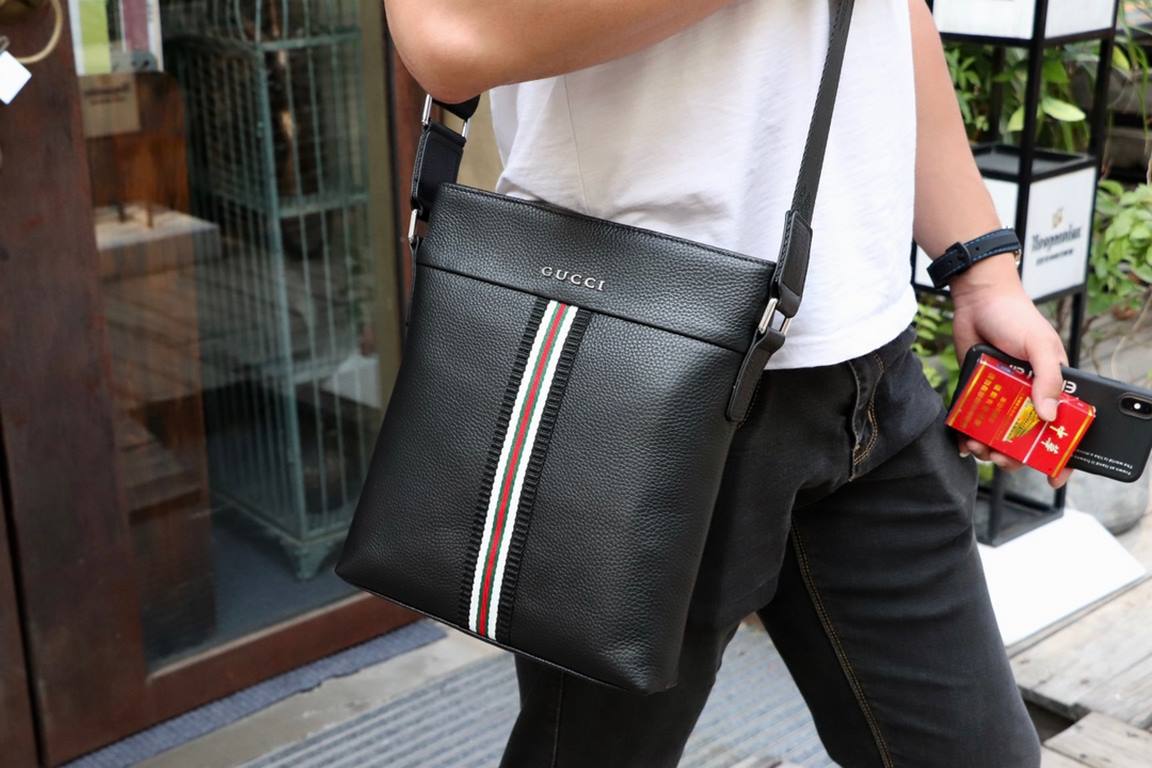 New arrival (model 33090-2)  Gucci gucci  Casual men's bag. Imported head layer cowhide , large capacity  relatively lightweight, simple and casual, sales champion. Going out traveling must take him, handsome full, and t