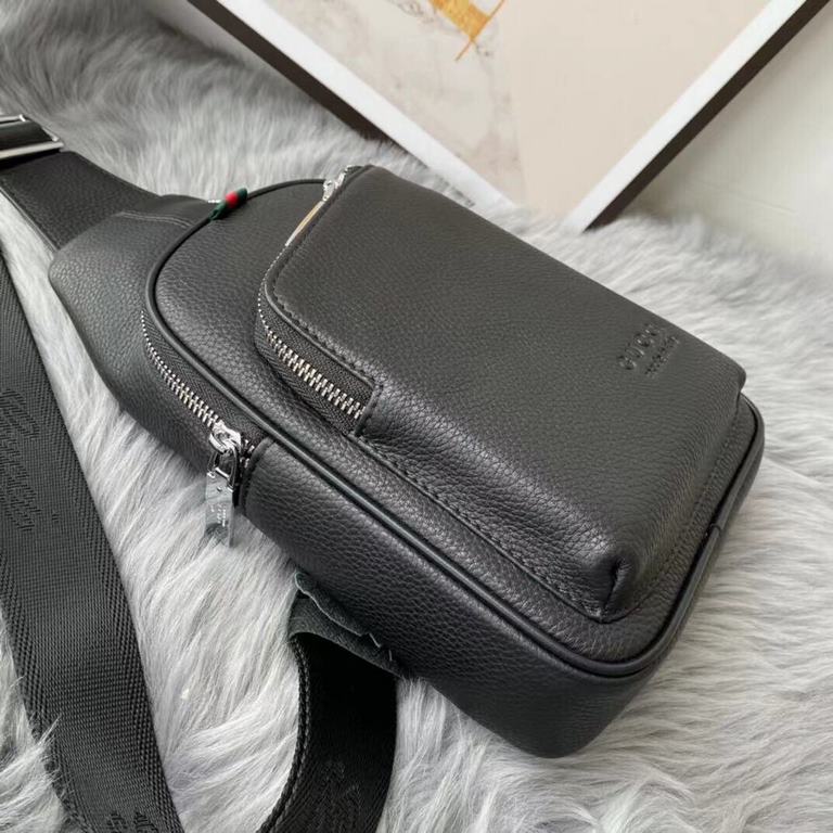 Gucci men's chest bag   exclusively for men tends to be simple mainly Leather is destined to become the focus  imported cowhide calm and low-key practical business style   as a men's basic items most suitable for the mos