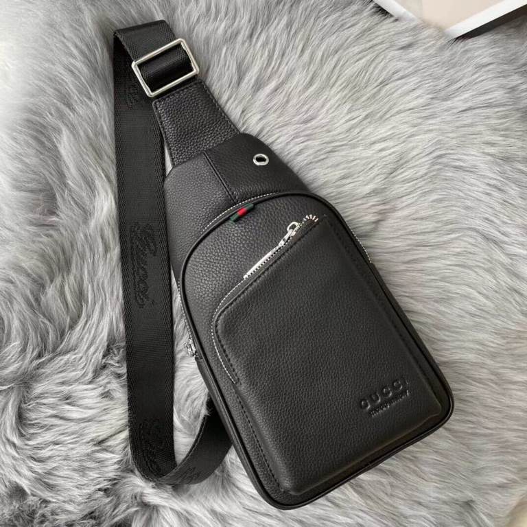 Gucci men's chest bag   exclusively for men tends to be simple mainly Leather is destined to become the focus  imported cowhide calm and low-key practical business style   as a men's basic items most suitable for the mos