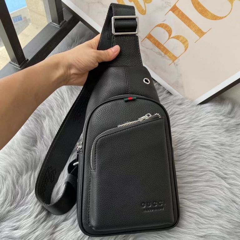 Gucci men's chest bag   exclusively for men tends to be simple mainly Leather is destined to become the focus  imported cowhide calm and low-key practical business style   as a men's basic items most suitable for the mos