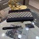 Gucci Gucci   new clutch bag, high-end quality fabrics with imported double G leather, is undoubtedly this season's much sought-after beautiful points! Low-key luxury, feel comfortable, simple and refreshing design more 