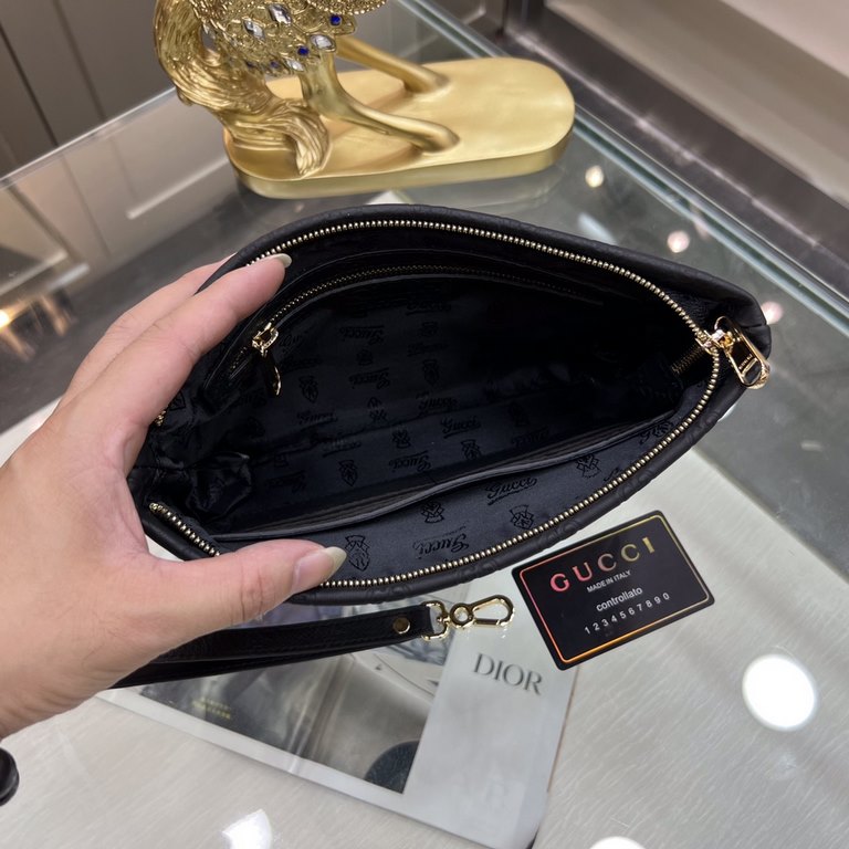 Gucci Gucci   new clutch bag, high-end quality fabrics with imported double G leather, is undoubtedly this season's much sought-after beautiful points! Low-key luxury, feel comfortable, simple and refreshing design more 