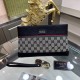 Gucci Gucci   new clutch bag, high-end quality fabrics with imported double G leather, is undoubtedly this season's much sought-after beautiful points! Low-key luxury, feel comfortable, simple and refreshing design more 