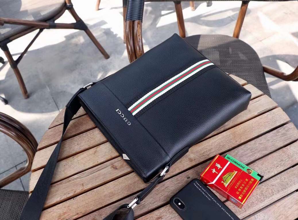 New coming (Model 0207)  Gucci gucci  Casual men's bag. Imported head layer cowhide , large capacity  relatively lightweight, simple and casual, sales champion. Going out traveling must take him, handsome full, and this 