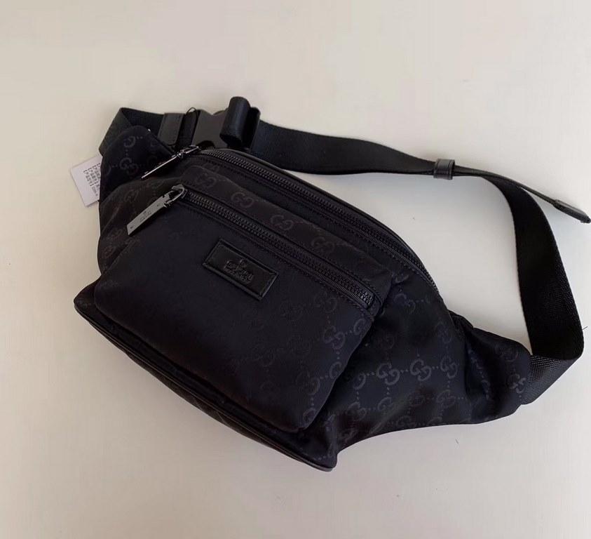 ￥Gucci Gucci Double G printed nylon fabric fanny pack! This fanny pack is made of imported nylon with a zippered main compartment and 1 small zippered pocket on the front. Black canvas adjustable shoulder strap can be us