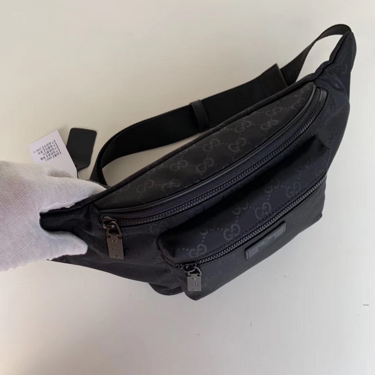 ￥Gucci Gucci Double G printed nylon fabric fanny pack! This fanny pack is made of imported nylon with a zippered main compartment and 1 small zippered pocket on the front. Black canvas adjustable shoulder strap can be us