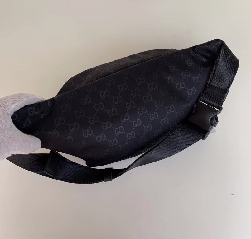 ￥Gucci Gucci Double G printed nylon fabric fanny pack! This fanny pack is made of imported nylon with a zippered main compartment and 1 small zippered pocket on the front. Black canvas adjustable shoulder strap can be us