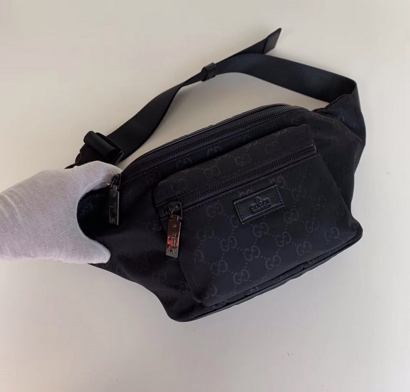 ￥Gucci Gucci Double G printed nylon fabric fanny pack! This fanny pack is made of imported nylon with a zippered main compartment and 1 small zippered pocket on the front. Black canvas adjustable shoulder strap can be us