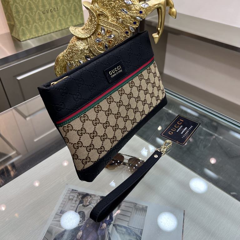 Gucci Gucci   new clutch bag, high-end quality fabrics with imported double G leather, is undoubtedly this season's much sought-after beautiful points! Low-key luxury, feel comfortable, simple and refreshing design more 