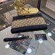 Gucci Gucci   new clutch bag, high-end quality fabrics with imported double G leather, is undoubtedly this season's much sought-after beautiful points! Low-key luxury, feel comfortable, simple and refreshing design more 