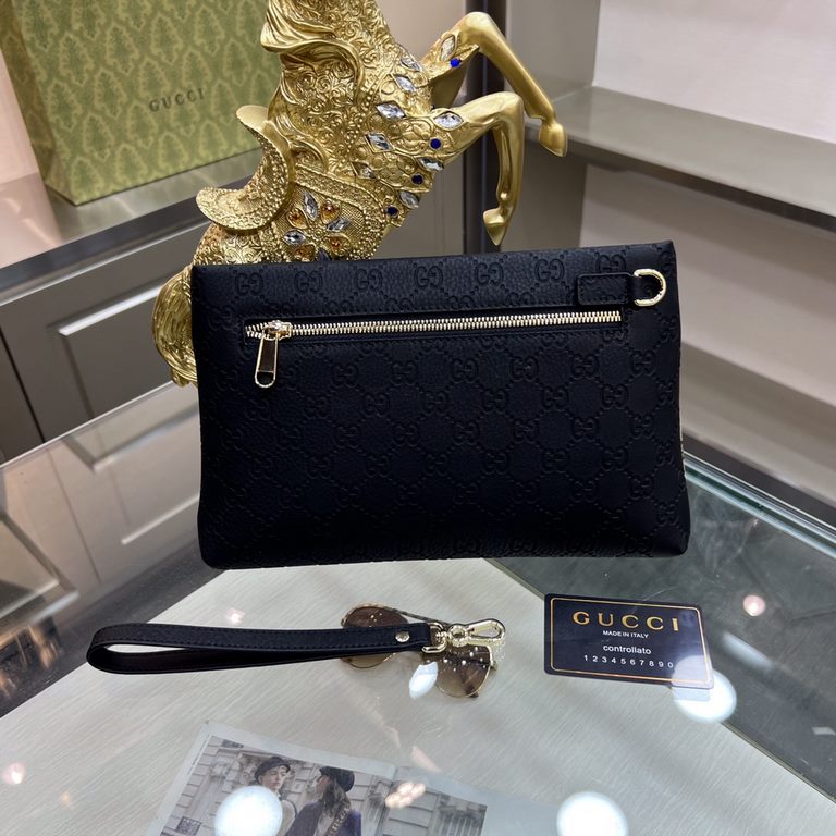 Gucci Gucci   new clutch bag, high-end quality fabrics with imported double G leather, is undoubtedly this season's much sought-after beautiful points! Low-key luxury, feel comfortable, simple and refreshing design more 