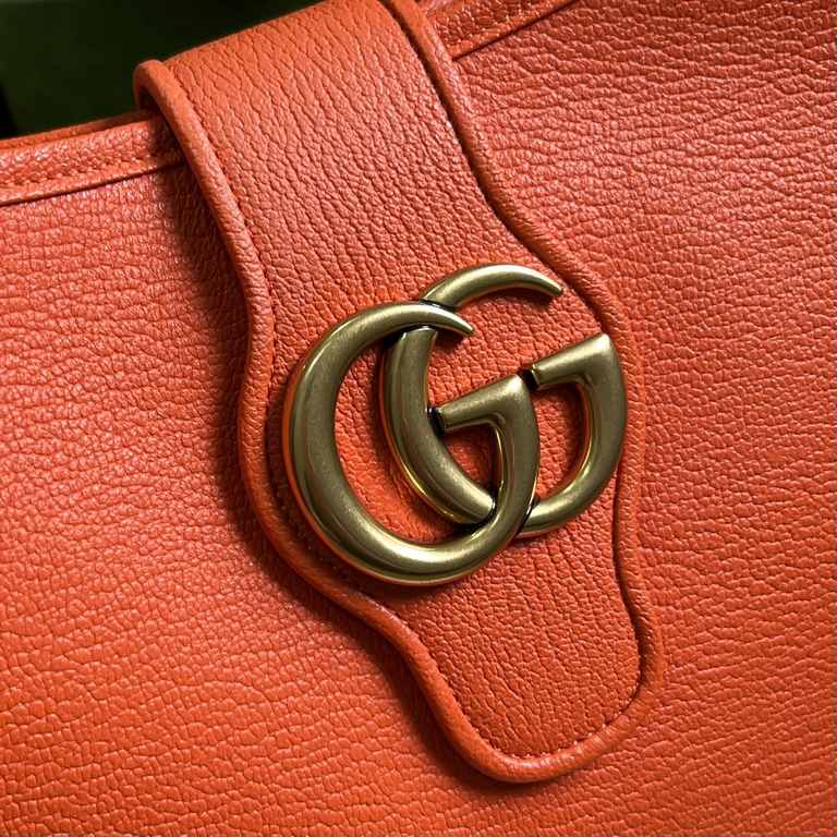 .  With a full set of original green box packaging GG  The Gucci Cosmogonie collection was unveiled at the historic Castello di Monte in Italy. The show featured a mix of aesthetic elements from different eras and geogra