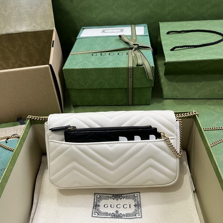 .   Comes with a full set of original green box packaging.  GG Marmont Collection Trimmed Card Case Mini Chain Wallet. The Double G accessory design infuses the brand's modern style with a traditional essence, bringing t