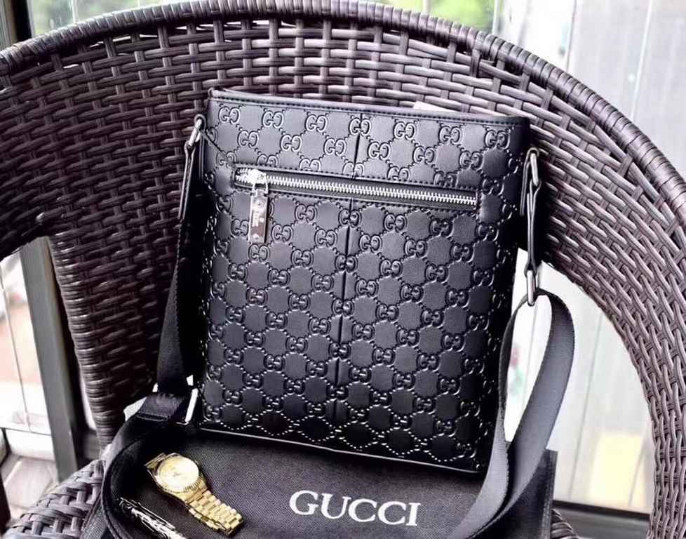 (Model 33013-2 ~ crossbody bag black) Gucci GUCCI [Delight] men's casual series       quite broad and smooth generous last design, with superb stitching outlines the casual elegance of the mood,      depicts the man's co