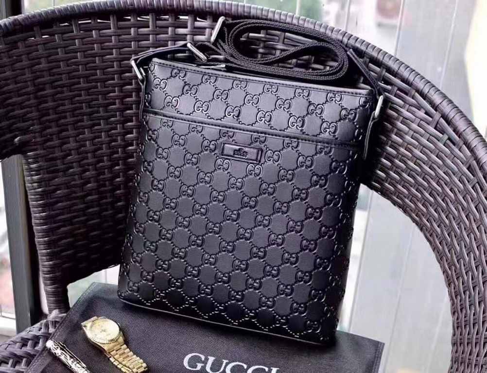 (Model 33013-2 ~ crossbody bag black) Gucci GUCCI [Delight] men's casual series       quite broad and smooth generous last design, with superb stitching outlines the casual elegance of the mood,      depicts the man's co