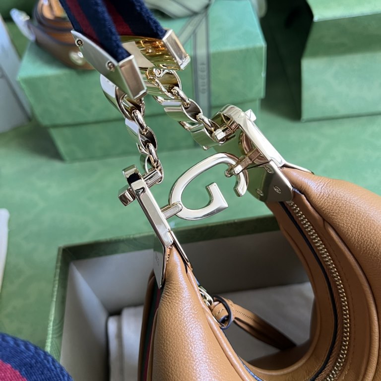 .  With a full set of original green box packaging GG Gucci Attache Series Small Shoulder Backpack The Gucci Love March collection is a refreshed interpretation of the brand's canonical elements, paying homage to the end